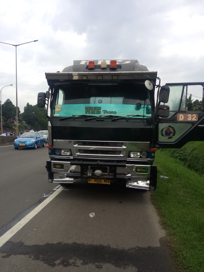 Penampakan Truk Trailer Yang Tabrak JPO Di Tol BSD