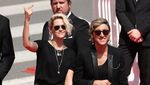 Tidak Glamor, Kristen Stewart Santai Berkaus di Festival Film Cannes 2016