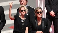 Meski tampil dengan kaus, Kristen tetap stylish. Andreas Rentz/Getty Images/detikFoto.