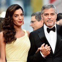 George Clooney dinilai memiliki wajah paling ganteng. Dari pemetaan wajah secara digital, peneliti mengetes ketampanannya dan hasilnya George Clooney memiliki ketampanan 91,86% akurat. Meski tak muda lagi, namun ketampanan George Clooney memang awet. Foto: Getty Images
