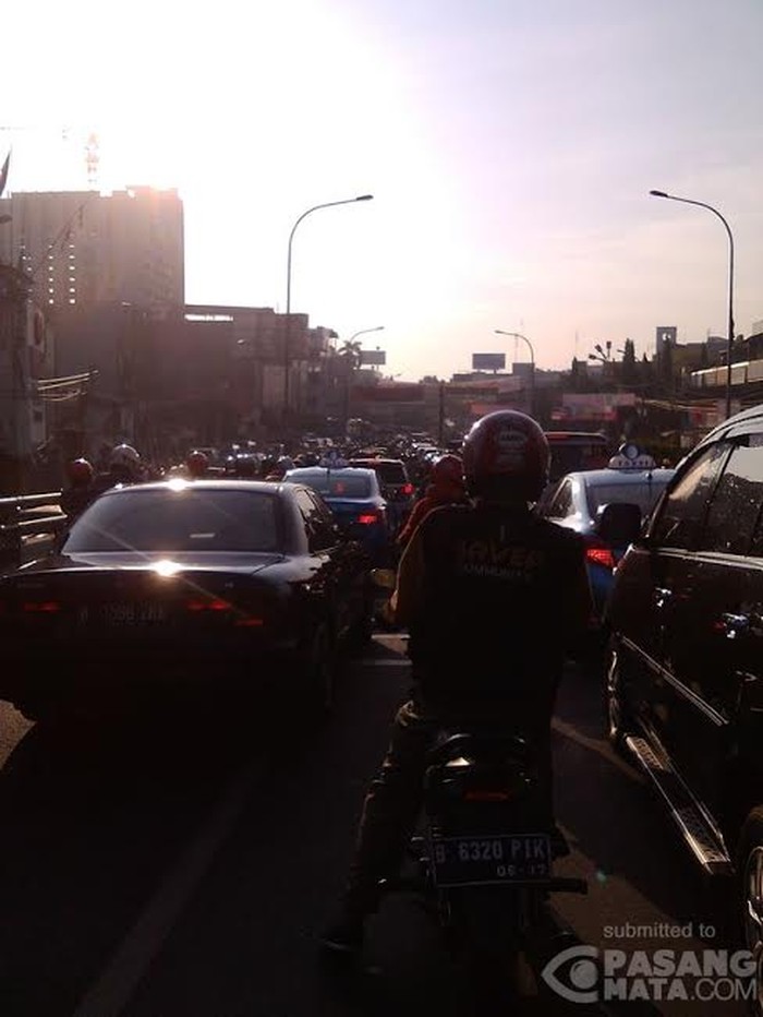 Imbas JPO Dihajar Trailer di Tol BSD, Ruas Jl Raya Ciputat Macet Berat