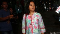 Yuke Yurike keluar gedung KPK usai diperiksa untuk tersangka Ariesman Widjaja.