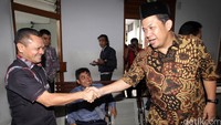 Fahri Hamzah berjabat tangan dengan kuasa hukum PKS Zainudin Paru sebelum sidang dimulai. 