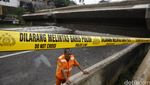 Warga Tonton Proses Evakuasi JPO
