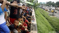 Anak-anak ikut menyemut.