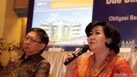 Direktur PT Bumi Serpong Damai Tbk (BSD) Lie Jani Harjanto (kanan) memberikan penjelasan.