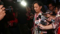 Yuke Yurike berjalan menuju mobilnya.
