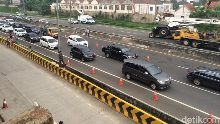 JPO Roboh karena Truk: Ruas Tol Arah BSD Masih Belum Bisa Dilintasi