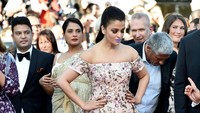 Aishwarya Rai tampil dalam balutan gaun pink floral saat pemutaran perdana film From The Land Of The Moon (Mal De Pierres) pada Minggu (15/5/2016). Pascal Le Segretain/Getty Images/detikFoto.