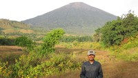 Selain Gunung Rinjani, bentangan sawah dan juga air sungai yang jernih pun dapat dilihat dari Bukit Pergasingan. Benar-benar sungguh indah pemandangan di Bukit Pergasingan (Yudhistira/detikTravel)