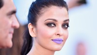 Ia menyentuh penampilannya dengan lipstik ungu menyala di bibirnya. Pascal Le Segretain/Getty Images/detikFoto.