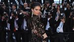 Kendall Jenner Seksi Bergaun Transparan di Festival Film Cannes 2016