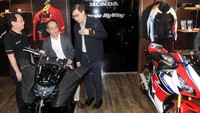 Diler yang mengusung konsep 3S (Sales, Service, dan Spare Part) ini dirancang untuk memberikan pengalaman bagi konsumen big bike seperti di rumahnya sendiri dan dapat dinikmati bersama teman-teman. Ist/AHM.