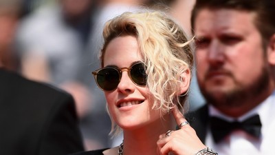 Tidak Glamor, Kristen Stewart Santai Berkaus di Festival Film Cannes 2016