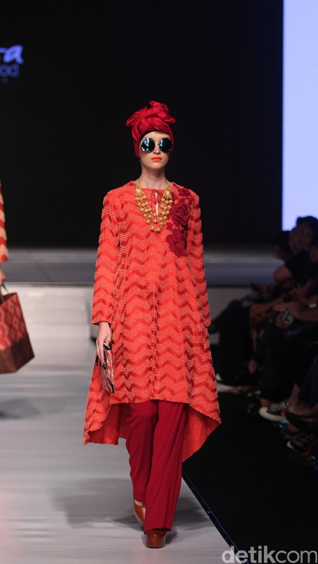 FItang Yunasz Jalinan Lungsi Pakan Jakarta Fashion & Food Festival 2016 at Hotel harris. Kelapa Gading. Jakarta. [Foto: Mohammad Abduh/Wolipop]