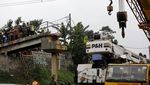 Warga Tonton Proses Evakuasi JPO