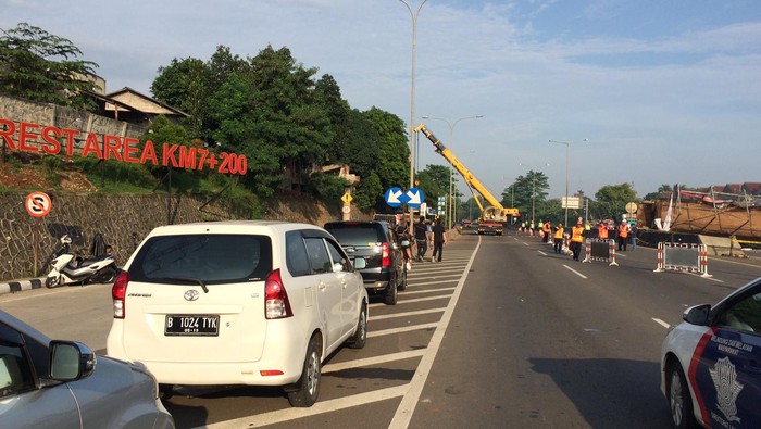 Begini Upaya Evakuasi JPO yang Roboh Tertabrak Trailer di Tol BSD