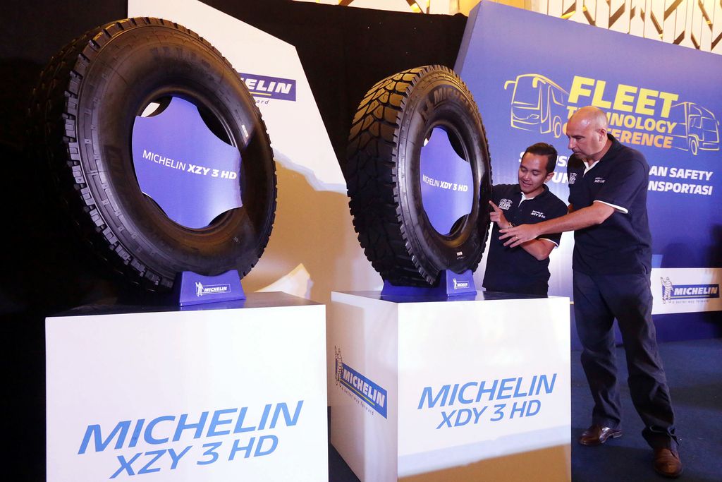 Michelin Indonesia meluncurkan ban khusus truk, XZY 3 HD dan HDY 3 HD. Peluncuran dihadiri oleh Direktur Komersial Ban Truk dan Bus PT Michelin Indonesia Sylvain Selves (kiri) dan Direktur Marketing PT Michelin Indonesia Putu Yudha (kanan). Ist/Michelin.