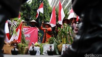 Puluhan pertani dari Pegunungan Kendeng demo di Kedubes Jerman.