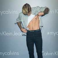 Saat berlibur di pulau Bora Bora, Justin tertangkap kamera paparazzi sedang telanjang bulat di pinggir kolam renang bersama model Jayde Pierce. Foto tersebut sempat beredar di berbagai tabloid dan memaksa kuasa hukum Justin untuk meminta media yang mempublikasikan menariknya. Dikabarkan The Hollywood Reporter, tim hukum menuntut agar foto-foto itu dicabut dalam tempo 12 jam setelah surat somasi diedarkan agar tidak berlanjut ke meja hijau. (Foto: Getty Images)