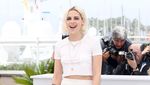 Tidak Glamor, Kristen Stewart Santai Berkaus di Festival Film Cannes 2016