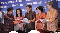 Presiden Direktur PT Bumi Serpong Damai Tbk (BSD) FX Ridwan Darmali berbincang dengan jajaran direksi.