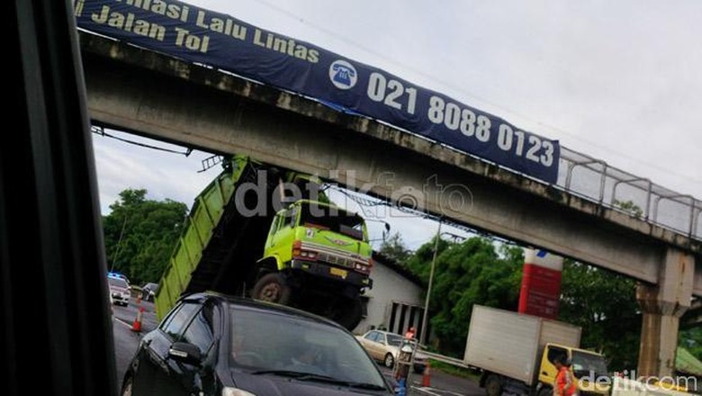 Foto: Truk menabrak JPO di atas Tol Jagorawi arah Jakarta beberapa tahun lalu (detikcom) Foto: Truk menabrak JPO di atas Tol Jagorawi arah Jakarta beberapa tahun lalu (detikcom)