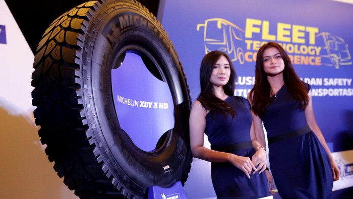 Michelin Indonesia meluncurkan ban khusus truk, XZY 3 HD dan HDY 3 HD. Peluncuran dihadiri oleh Direktur Komersial Ban Truk dan Bus PT Michelin Indonesia Sylvain Selves (kiri) dan Direktur Marketing PT Michelin Indonesia Putu Yudha (kanan). Ist/Michelin.