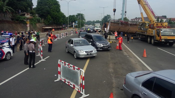 Petugas Buka Dua Lajur Contra Flow untuk Pengendara Menuju Jakarta
