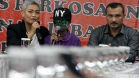 Aktivis Yayasan Kekuatan Cinta Indonesia-Kediri Ibeth (kiri) dan Direktur Eksekutif Energy Watch Ferdinand Hutahaean (kanan) memberikan keterangan terkait dugaan pencabulan terhadap puluhan anak di Kediri. Jumpa pers dilakukan di Hotel Alia, Cikini, Jakarta Pusat, Senin (16/5/2016).