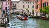 Begitu pula dengan Venesia. Kota kanal ini sangat identik dengan gondola, sungai dan bangunan rapi yang berjajar. (Thinkstock)