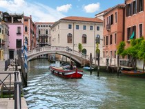 Berenang di Kanal, Pasangan Turis Langsung Diusir dari Venesia