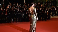 Ia memamerkan punggung seksinya di red carpet acara yang digelar di Cannes, Prancis. Pascal Le Segretain/Getty Images/detikFoto.
