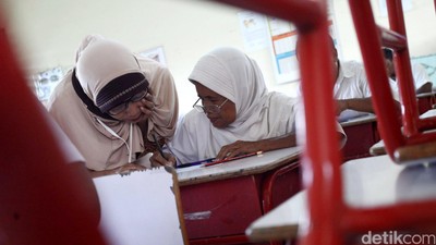 Pelaksanaan Ujian Kejar Paket A di Jakarta