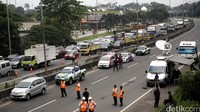 Kejadian ini membuat lalu lintas macet dan harus dialihkan.