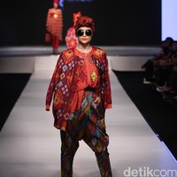 Itang Yunasz Jalinan Lungsi Pakan Jakarta Fashion & Food Festival 2016 at Hotel harris. Kelapa Gading. Jakarta. [Foto: Mohammad Abduh/Wolipop]