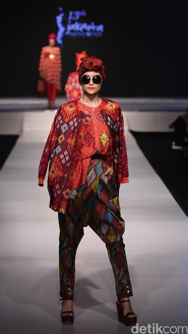 Itang Yunasz Jalinan Lungsi Pakan Jakarta Fashion & Food Festival 2016 at Hotel harris. Kelapa Gading. Jakarta. [Foto: Mohammad Abduh/Wolipop]