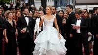 Istri Ryan Reynolds itu tampak seperti Cinderella saat melangkahkan kakinya di red carpet pemutaran perdana film Slack Bay (Ma Loute) di Festival Film Cannes ke-69 di Cannes, Prancis pada akhir pekan lalu. REUTERS/Jean-Paul Pelissier/detikFoto.