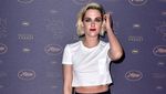 Tidak Glamor, Kristen Stewart Santai Berkaus di Festival Film Cannes 2016