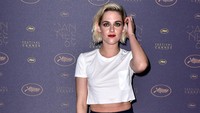 Ia bergaya dengan kaus putih dipadu rok mini dongker bergaris putih dan merah serta sepatu Vans hitam-putih. Pascal Le Segretain/Getty Images/detikFoto.