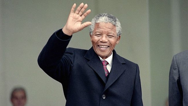 Saat masih berusia 9 tahun, politikus kharismatik Nelson Mandela diadopsi dan dibesarkan oleh kepala suku di Afrika. Dia diasuh sang kepala suku bersama istrinya, sesaat setelah ayah kandungnya meninggal. Foto: BBC World