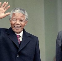 Saat masih berusia 9 tahun, politikus kharismatik Nelson Mandela diadopsi dan dibesarkan oleh kepala suku di Afrika. Dia diasuh sang kepala suku bersama istrinya, sesaat setelah ayah kandungnya meninggal. Foto: BBC World