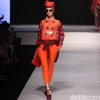 Itang Yunasz Jalinan Lungsi Pakan Jakarta Fashion & Food Festival 2016 at Hotel harris. Kelapa Gading. Jakarta. [Foto: Mohammad Abduh/Wolipop]