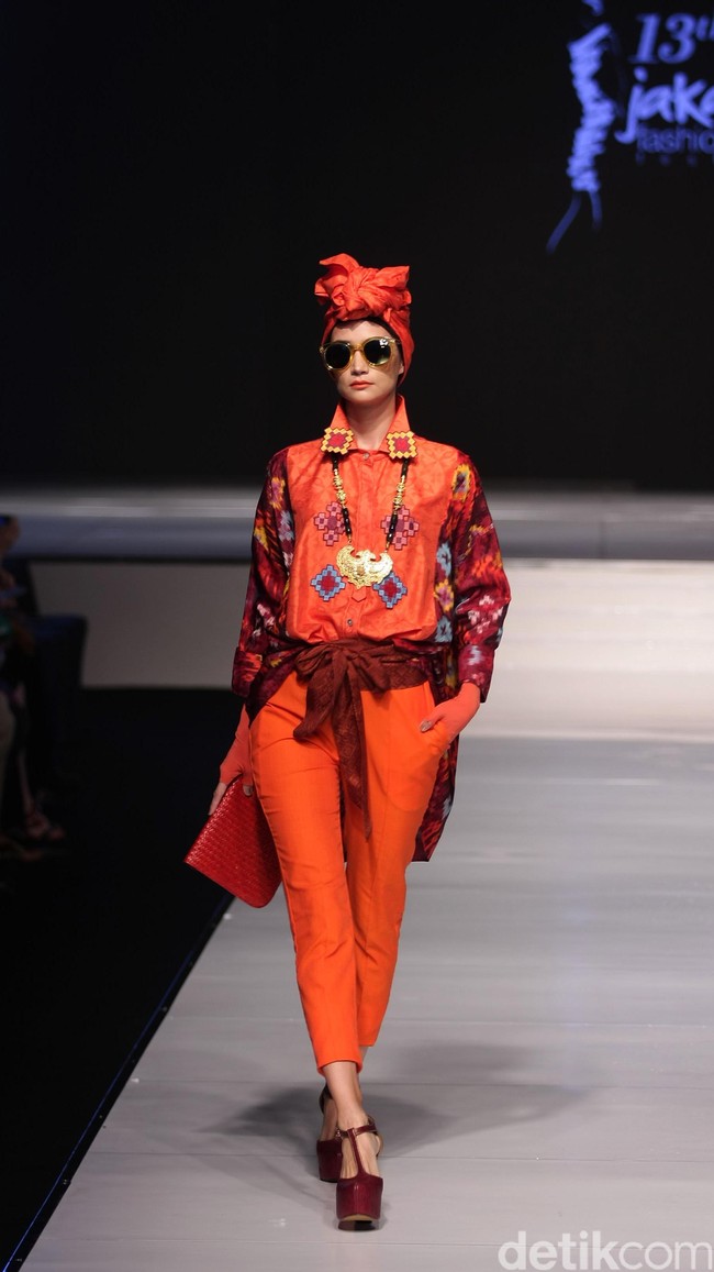 Itang Yunasz Jalinan Lungsi Pakan Jakarta Fashion & Food Festival 2016 at Hotel harris. Kelapa Gading. Jakarta. [Foto: Mohammad Abduh/Wolipop]