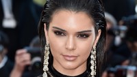 Kendall melengkapi penampilannya dengan anting panjang yang menjutai. Pascal Le Segretain/Getty Images/detikFoto.