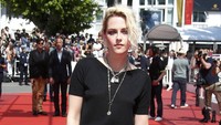 Para artis tampil menawan berbalut gaun di Festival Film Cannes 2016 yang digelar di Cannes, Prancis. Namun, Kristen Stewart memilih bergaya santai dengan kaus. REUTERS/Eric Gaillard/detikFoto.