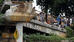 Warga Tonton Proses Evakuasi JPO
