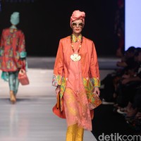 Itang Yunasz Jalinan Lungsi Pakan Jakarta Fashion & Food Festival 2016 at Hotel harris. Kelapa Gading. Jakarta. [Foto: Mohammad Abduh/Wolipop]