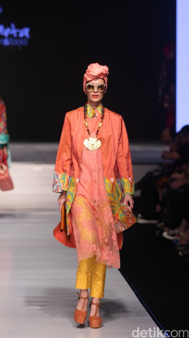 Itang Yunasz Jalinan Lungsi Pakan Jakarta Fashion & Food Festival 2016 at Hotel harris. Kelapa Gading. Jakarta. [Foto: Mohammad Abduh/Wolipop]