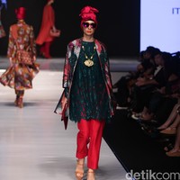 Itang Yunasz Jalinan Lungsi Pakan Jakarta Fashion & Food Festival 2016 at Hotel harris. Kelapa Gading. Jakarta. [Foto: Mohammad Abduh/Wolipop]